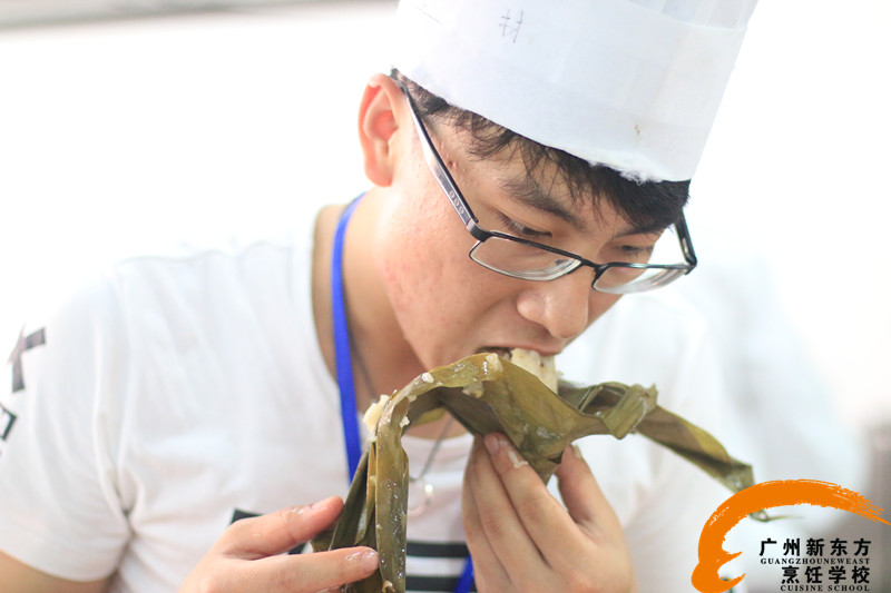 广州新东方烹饪学校_包粽子