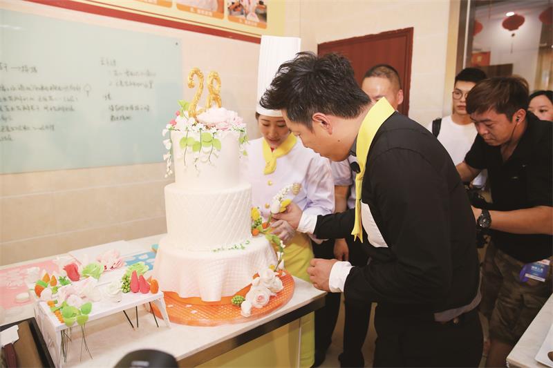 “金牌大厨”黄渤正式上线 “金牌大厨”黄渤正式上线