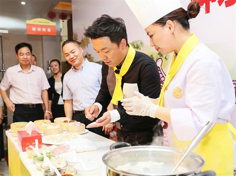 “金牌大厨”黄渤正式上线 “金牌大厨”黄渤正式上线