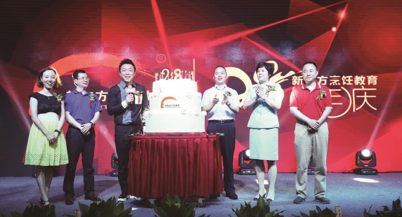 世界中餐业联合会会长杨柳应邀出席新东方烹饪教育28周年校庆 世界中餐业联合会会长杨柳应邀出席新东方烹饪教育28周年校庆