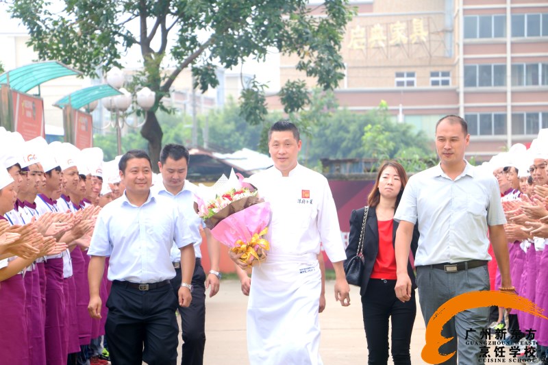 广州新东方:老师进校园,展厨师风采 广州新东方:老师进校园,展厨师风采