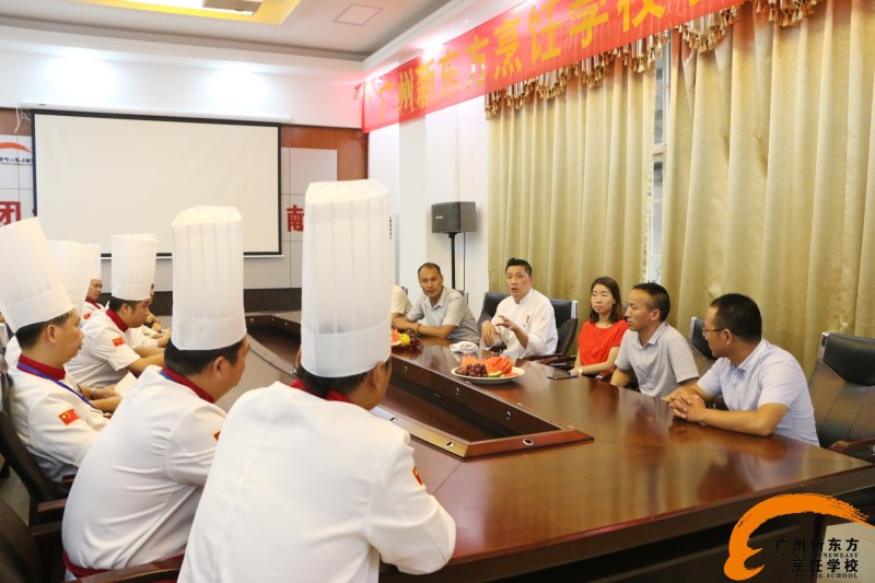 广州新东方:老师进校园,展厨师风采 广州新东方:老师进校园,展厨师风采