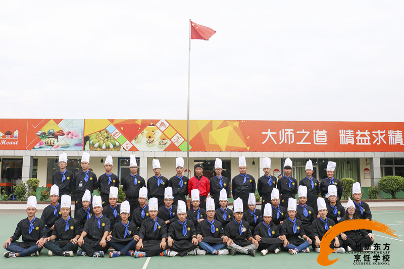 金牌大师与西餐学生的实训课堂:没有文武双全的厨师不是好老师 金牌大师与西餐学生的实训课堂:没有文武双全的厨师不是好老师