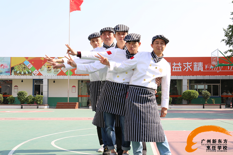 西点精英班级大合照曝光，各个都英姿飒爽 神采飞扬