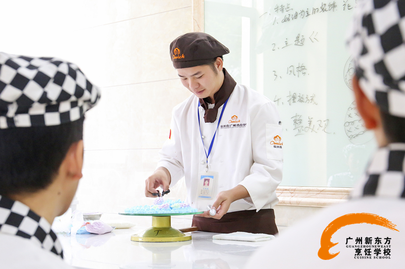 新东方大师吴桂宇:平凡岗位上的不平凡人生 新东方大师吴桂宇:平凡岗位上的不平凡人生