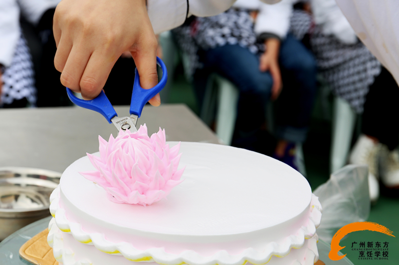 广州新东方蛋糕烘焙学校中的“裱花竞技赛” 广州新东方蛋糕烘焙学校中的“裱花竞技赛”